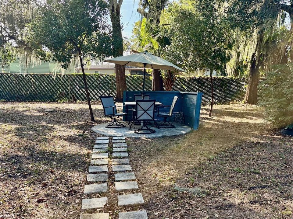 合同活跃: $249,000 (3 贝兹, 2 浴室, 1172 平方英尺)