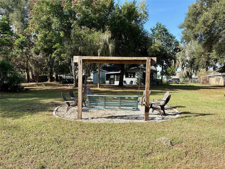 合同活跃: $249,000 (3 贝兹, 2 浴室, 1172 平方英尺)