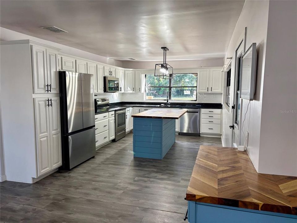 合同活跃: $249,000 (3 贝兹, 2 浴室, 1172 平方英尺)