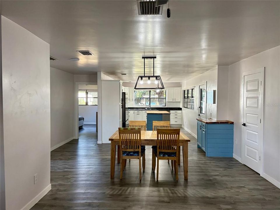 合同活跃: $249,000 (3 贝兹, 2 浴室, 1172 平方英尺)