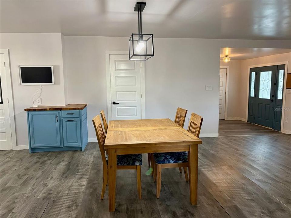 合同活跃: $249,000 (3 贝兹, 2 浴室, 1172 平方英尺)