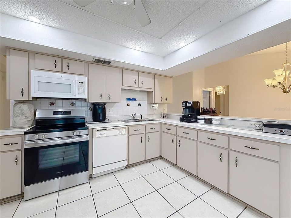 For Sale: $325,000 (3 beds, 2 baths, 1565 Square Feet)