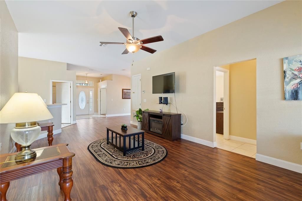 待售: $325,000 (4 贝兹, 2 浴室, 1846 平方英尺)