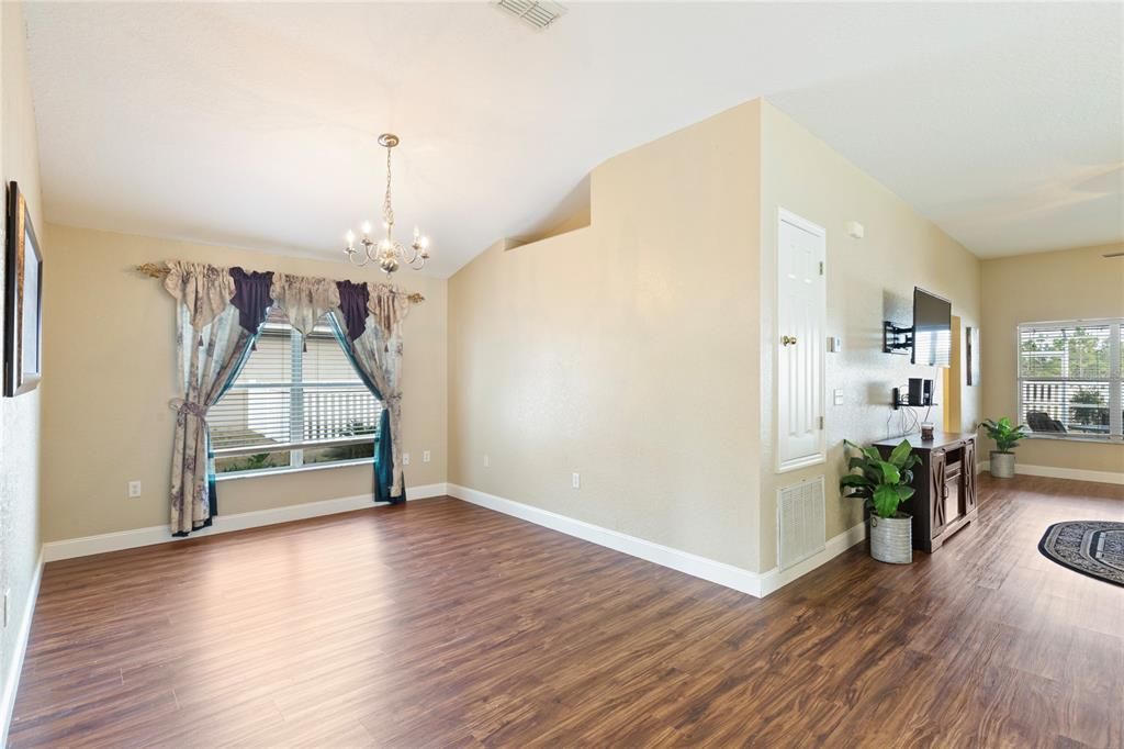 待售: $325,000 (4 贝兹, 2 浴室, 1846 平方英尺)