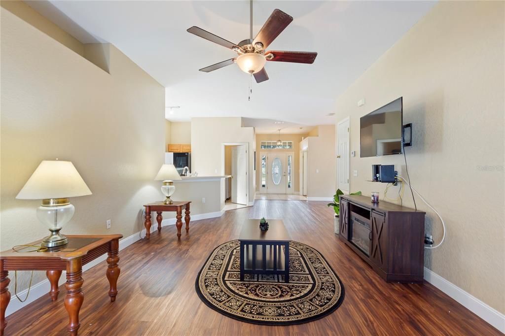 待售: $325,000 (4 贝兹, 2 浴室, 1846 平方英尺)