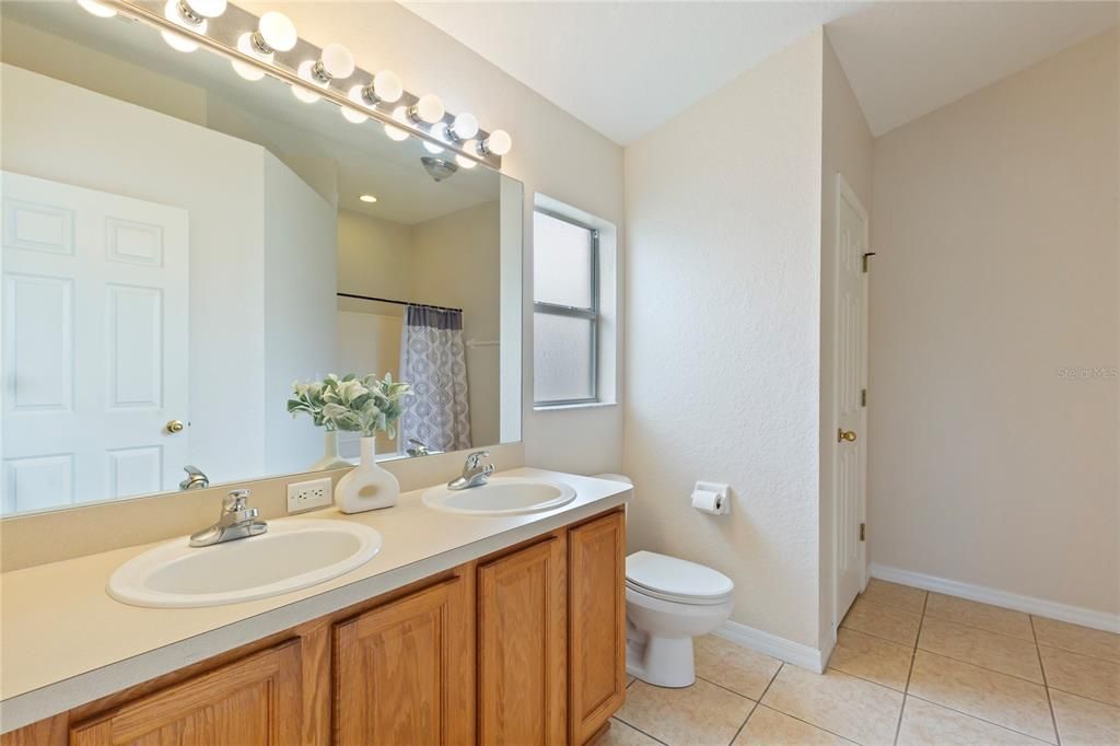 待售: $325,000 (4 贝兹, 2 浴室, 1846 平方英尺)