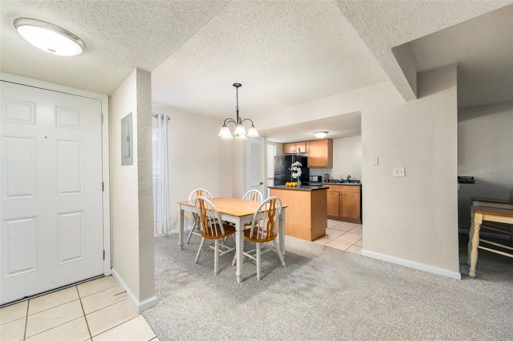 На продажу: $139,900 (2 спален, 2 ванн, 1070 Квадратных фут)