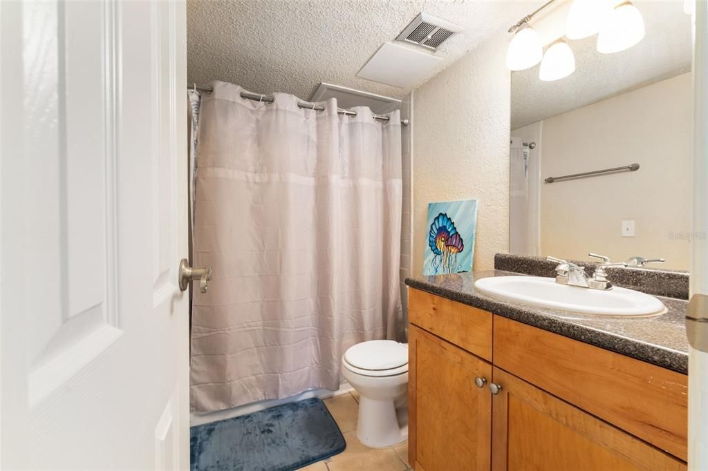 На продажу: $139,900 (2 спален, 2 ванн, 1070 Квадратных фут)