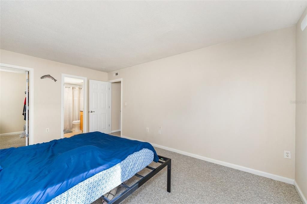 На продажу: $139,900 (2 спален, 2 ванн, 1070 Квадратных фут)