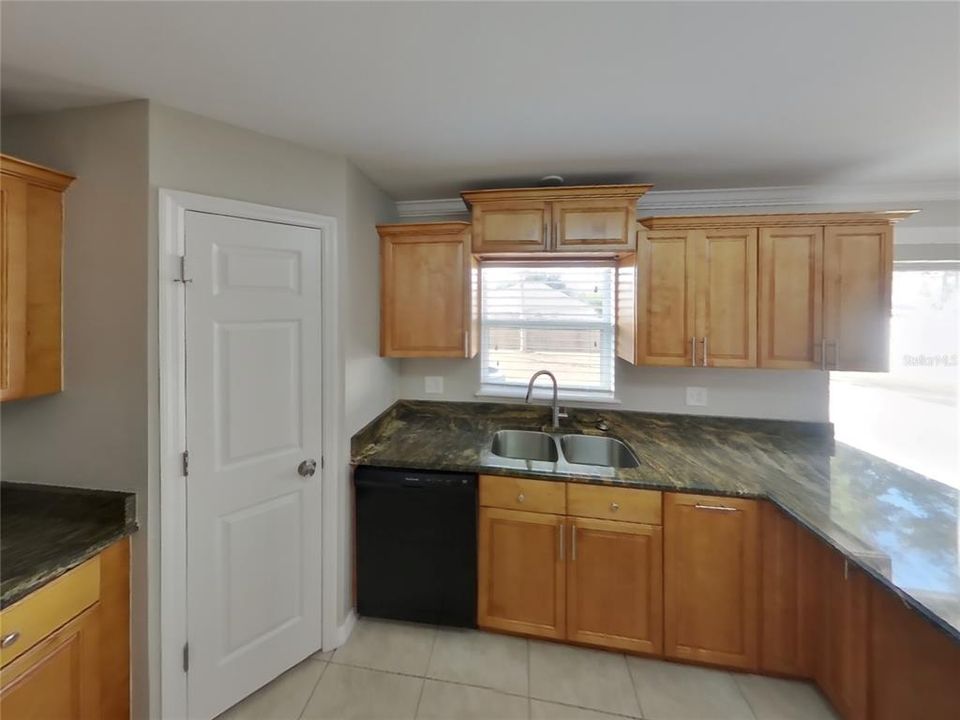 出租: $2,419 (5 贝兹, 2 浴室, 2852 平方英尺)