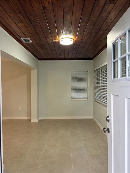 For Sale: $399,900 (2 beds, 1 baths, 904 Square Feet)