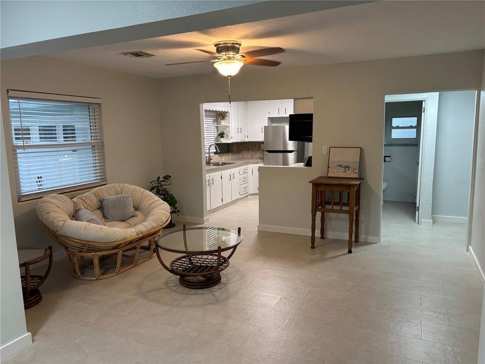 For Sale: $399,900 (2 beds, 1 baths, 904 Square Feet)
