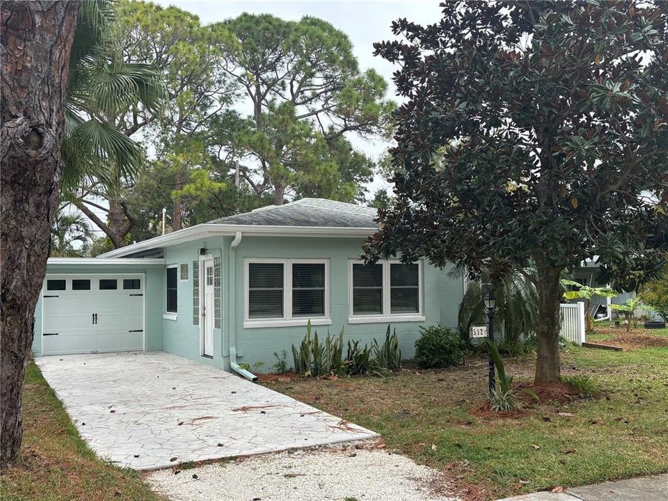 For Sale: $399,900 (2 beds, 1 baths, 904 Square Feet)