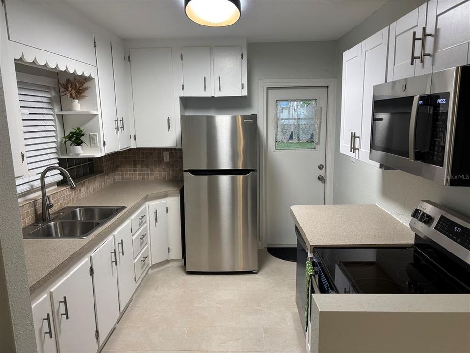 For Sale: $399,900 (2 beds, 1 baths, 904 Square Feet)