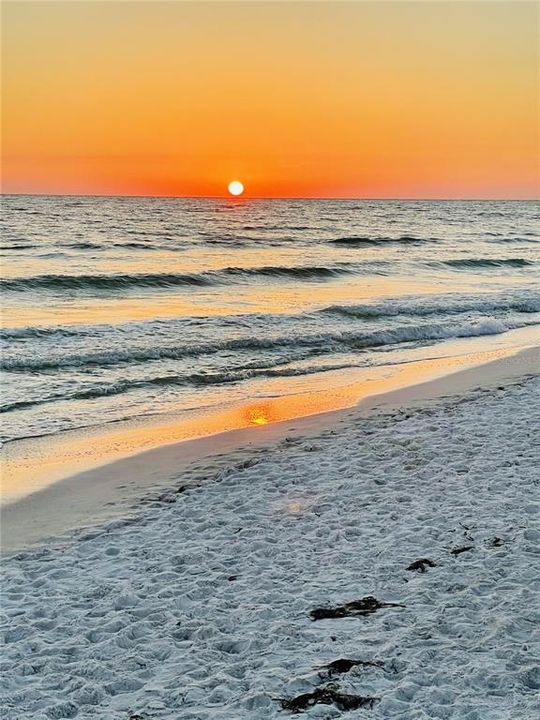 For Sale: $399,900 (2 beds, 1 baths, 904 Square Feet)