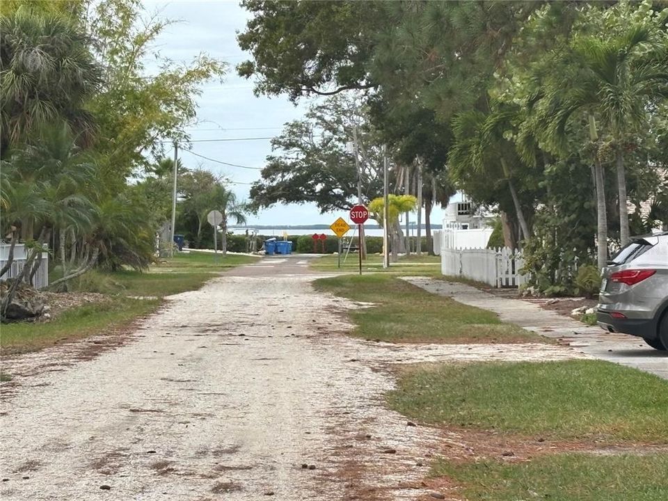 For Sale: $399,900 (2 beds, 1 baths, 904 Square Feet)