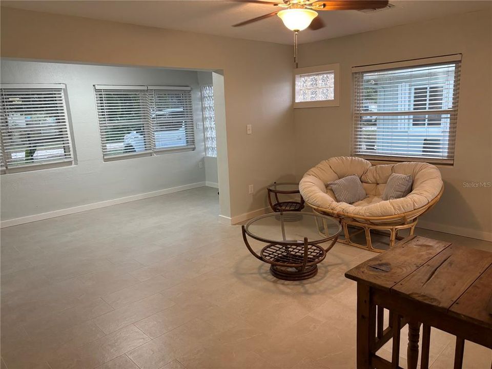 For Sale: $399,900 (2 beds, 1 baths, 904 Square Feet)