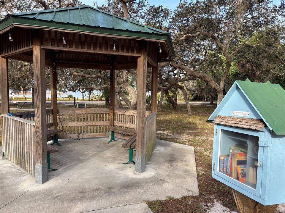 For Sale: $399,900 (2 beds, 1 baths, 904 Square Feet)