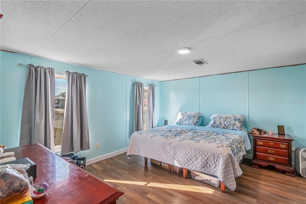 For Sale: $180,000 (3 beds, 2 baths, 1296 Square Feet)