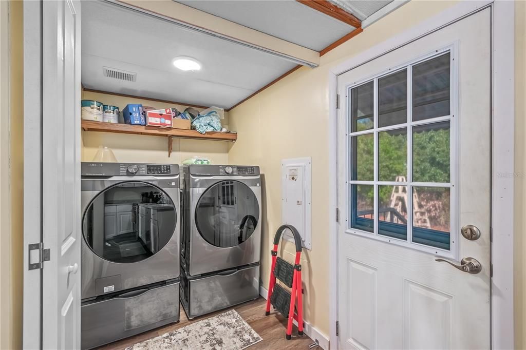 For Sale: $180,000 (3 beds, 2 baths, 1296 Square Feet)