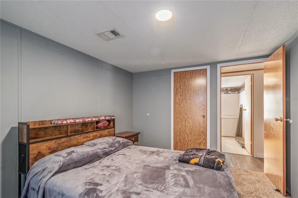 For Sale: $180,000 (3 beds, 2 baths, 1296 Square Feet)