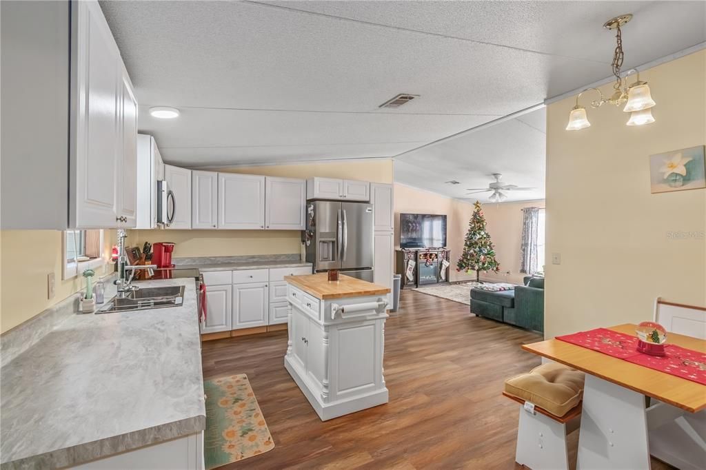 For Sale: $180,000 (3 beds, 2 baths, 1296 Square Feet)