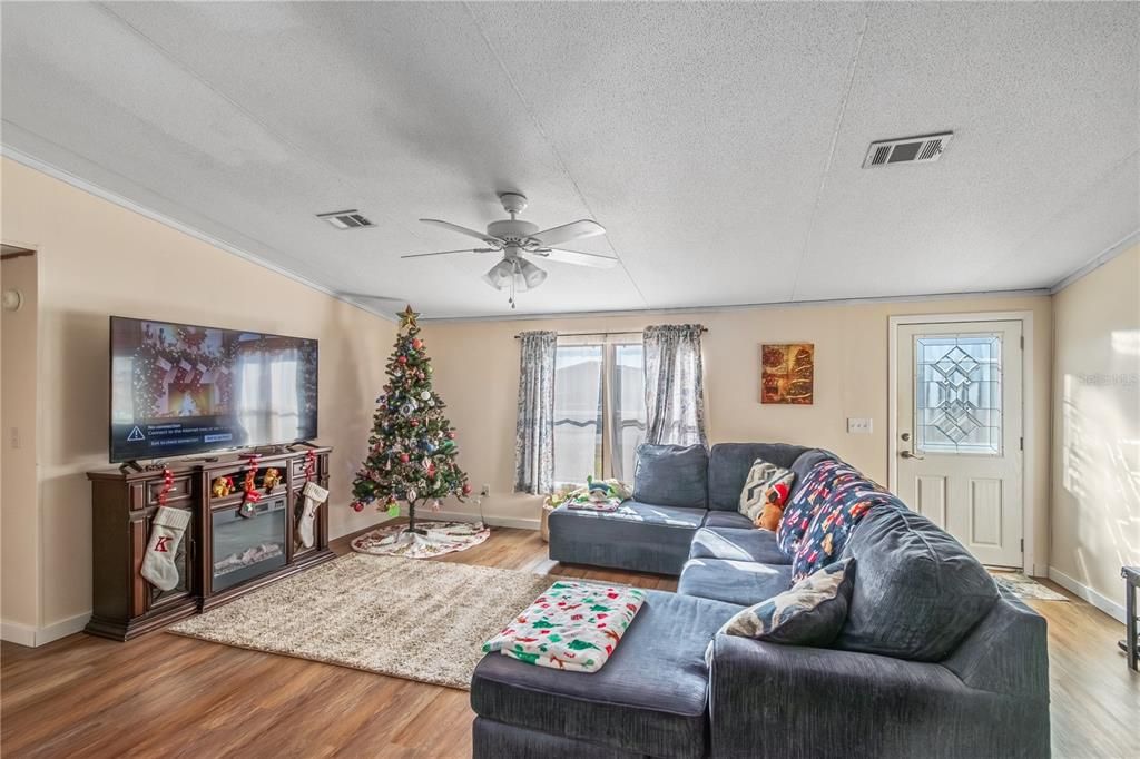 For Sale: $180,000 (3 beds, 2 baths, 1296 Square Feet)