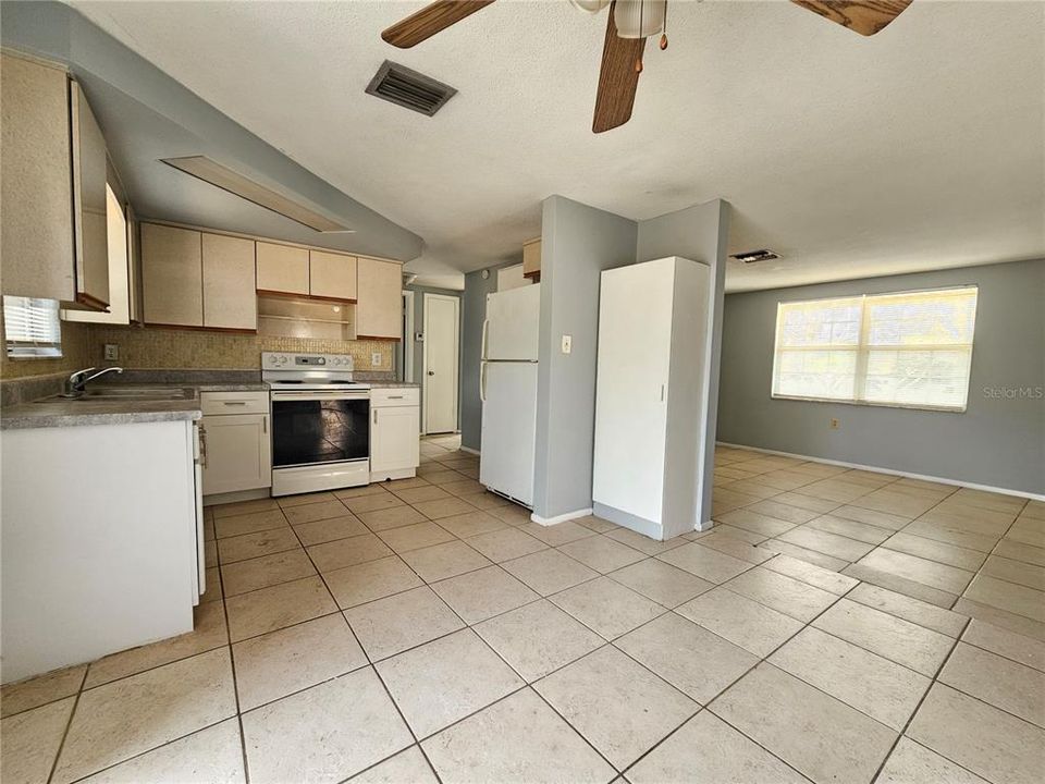 For Rent: $1,450 (2 beds, 1 baths, 816 Square Feet)