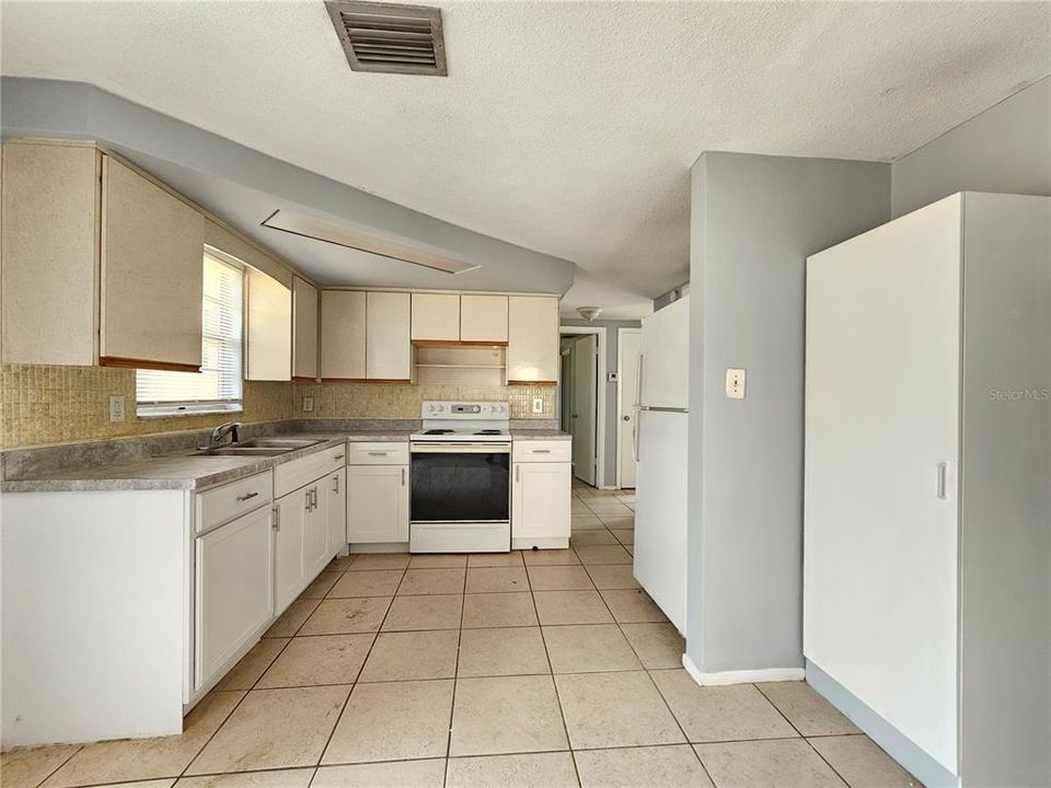 For Rent: $1,450 (2 beds, 1 baths, 816 Square Feet)