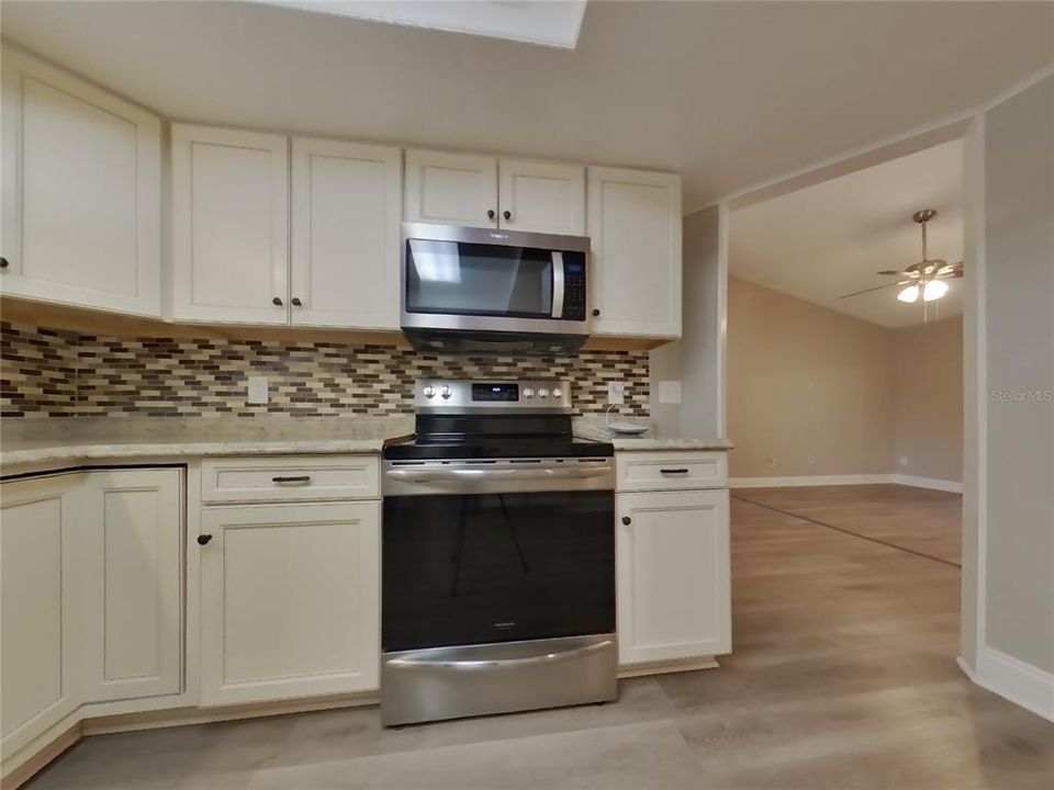 出租: $2,379 (3 贝兹, 2 浴室, 1946 平方英尺)