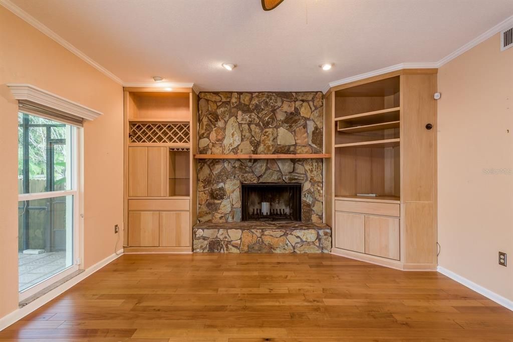 合同活跃: $700,000 (4 贝兹, 2 浴室, 2510 平方英尺)