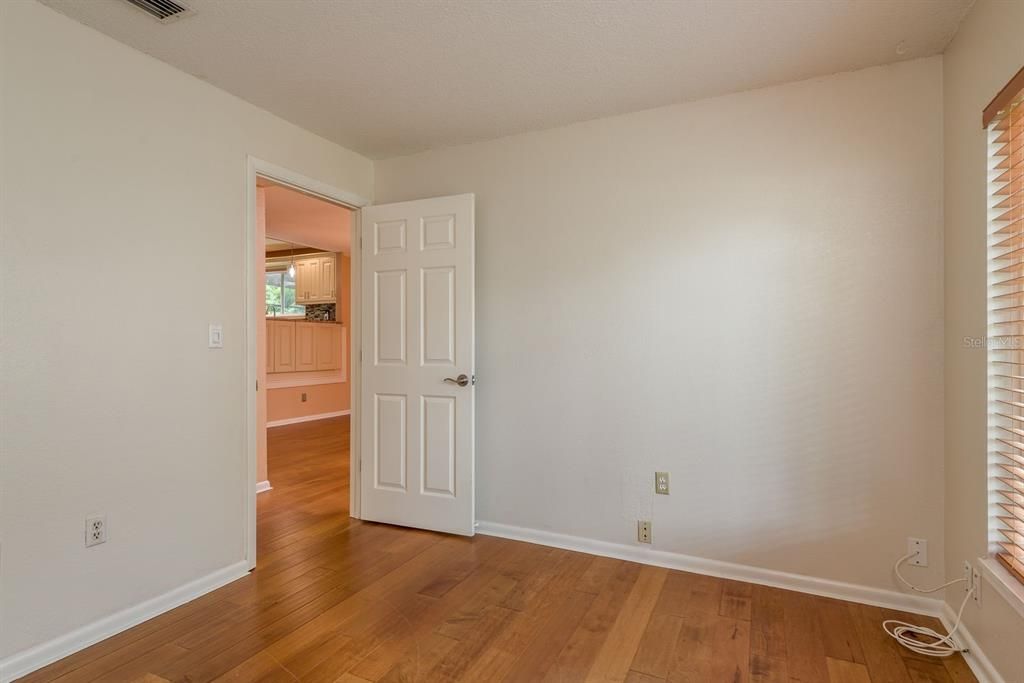 合同活跃: $700,000 (4 贝兹, 2 浴室, 2510 平方英尺)