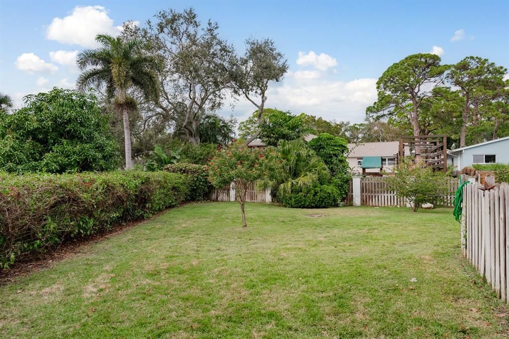 合同活跃: $700,000 (4 贝兹, 2 浴室, 2510 平方英尺)