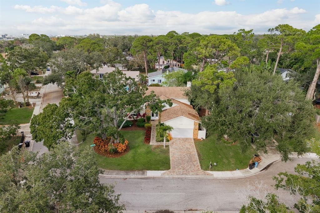 合同活跃: $700,000 (4 贝兹, 2 浴室, 2510 平方英尺)