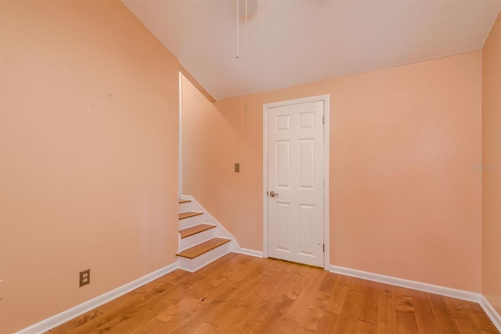 合同活跃: $700,000 (4 贝兹, 2 浴室, 2510 平方英尺)