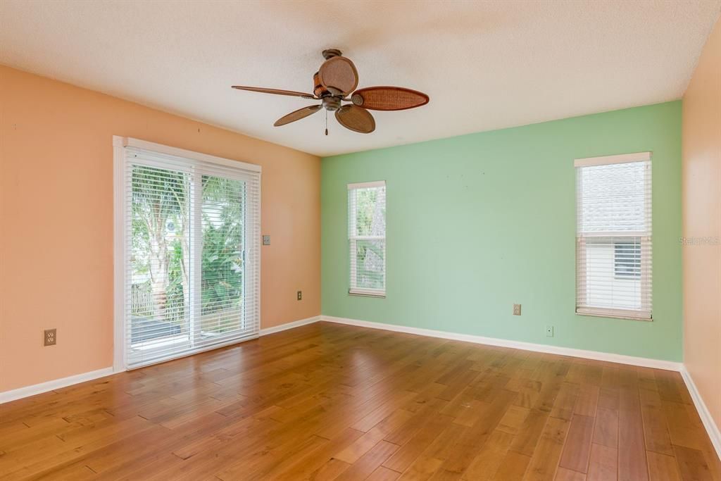 合同活跃: $700,000 (4 贝兹, 2 浴室, 2510 平方英尺)