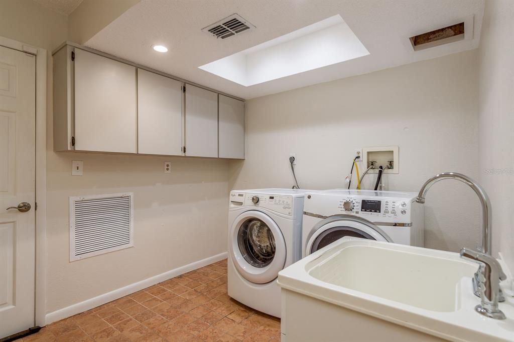 合同活跃: $700,000 (4 贝兹, 2 浴室, 2510 平方英尺)