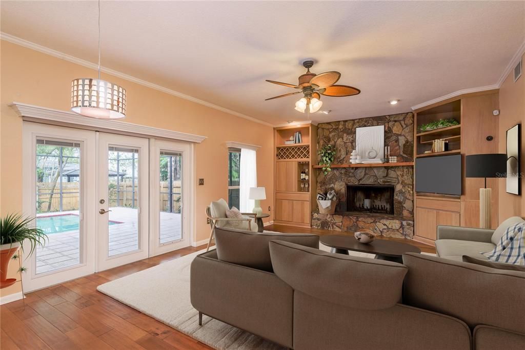 合同活跃: $700,000 (4 贝兹, 2 浴室, 2510 平方英尺)