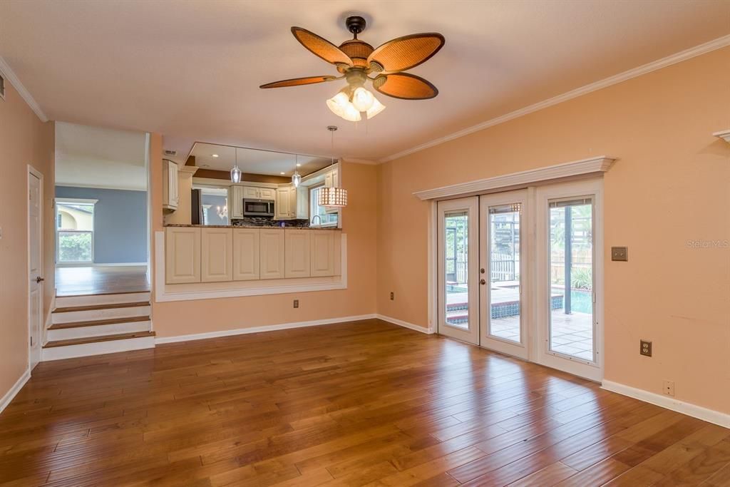 合同活跃: $700,000 (4 贝兹, 2 浴室, 2510 平方英尺)