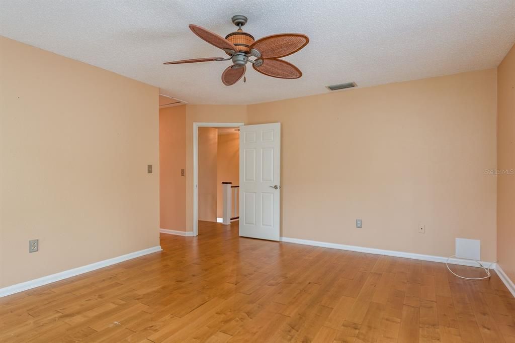 合同活跃: $700,000 (4 贝兹, 2 浴室, 2510 平方英尺)