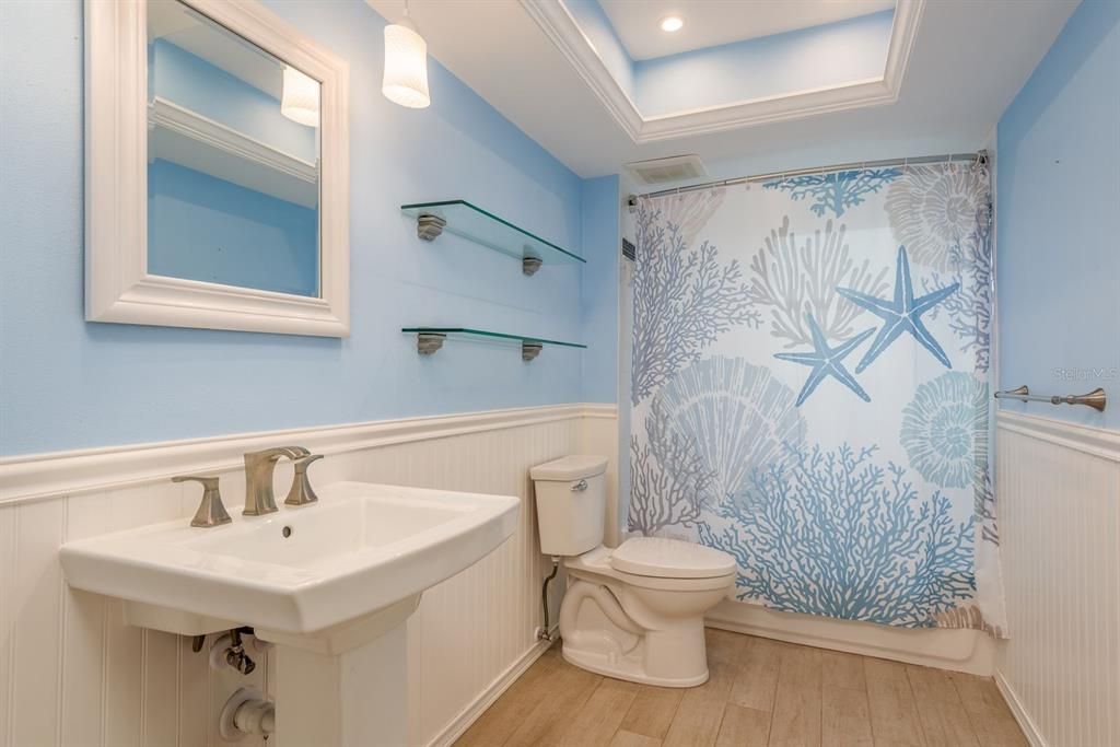 合同活跃: $700,000 (4 贝兹, 2 浴室, 2510 平方英尺)