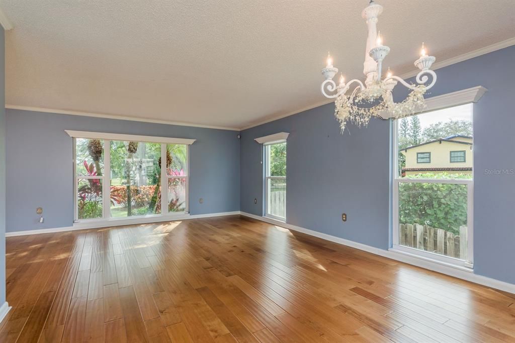 合同活跃: $700,000 (4 贝兹, 2 浴室, 2510 平方英尺)