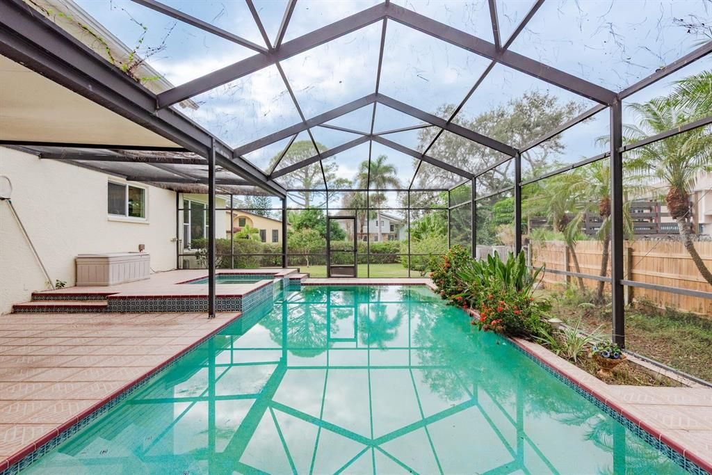 合同活跃: $700,000 (4 贝兹, 2 浴室, 2510 平方英尺)