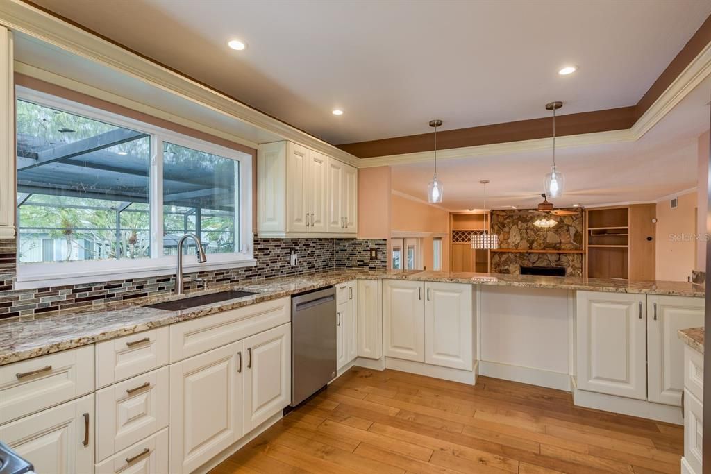 合同活跃: $700,000 (4 贝兹, 2 浴室, 2510 平方英尺)