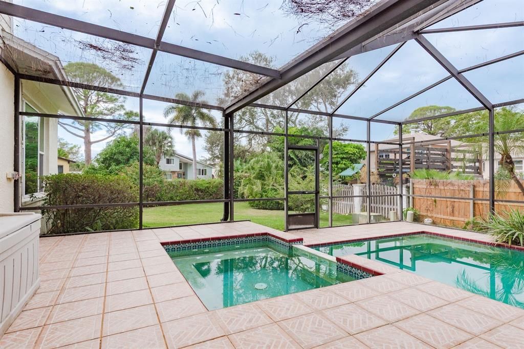 合同活跃: $700,000 (4 贝兹, 2 浴室, 2510 平方英尺)