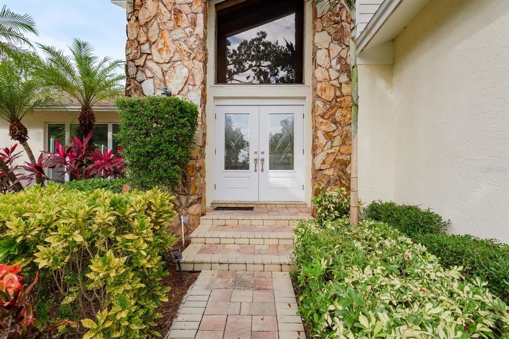 合同活跃: $700,000 (4 贝兹, 2 浴室, 2510 平方英尺)