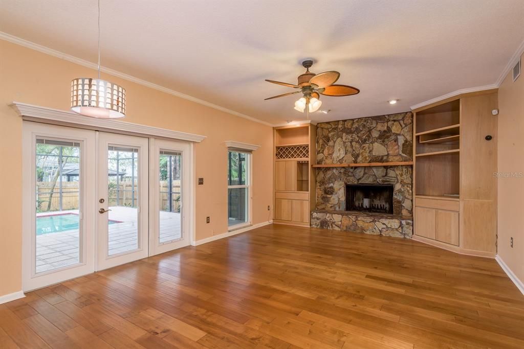 合同活跃: $700,000 (4 贝兹, 2 浴室, 2510 平方英尺)