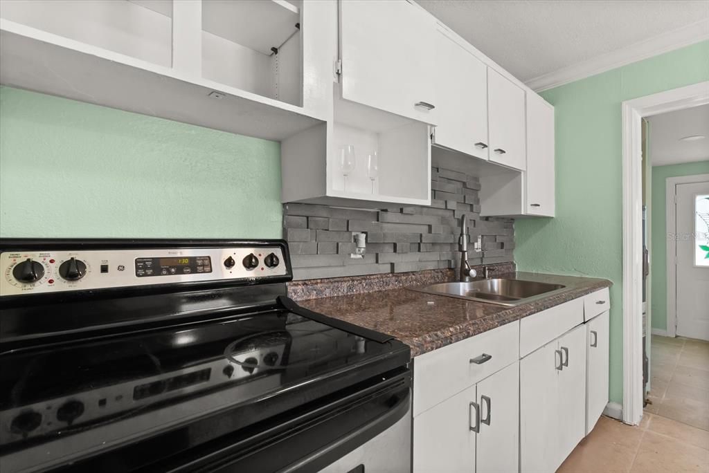 На продажу: $249,900 (2 спален, 1 ванн, 1006 Квадратных фут)