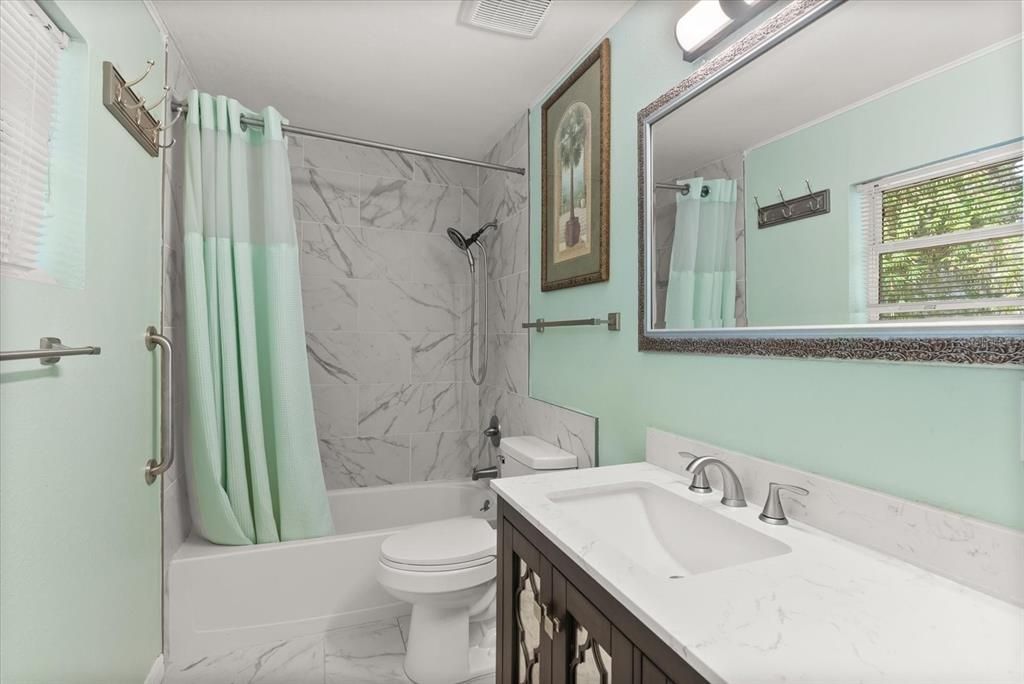 На продажу: $249,900 (2 спален, 1 ванн, 1006 Квадратных фут)