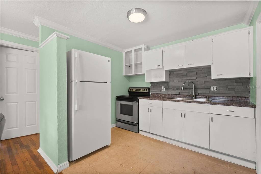 На продажу: $249,900 (2 спален, 1 ванн, 1006 Квадратных фут)